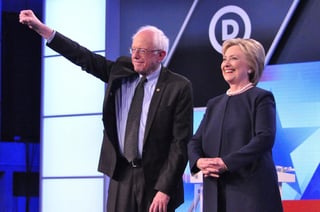 El ambiente tenso entre las dos candidaturas surge pocos días antes de que Clinton y Sanders se enfrenten en el primer debate demócrata en más de un mes. (ARCHIVO)
