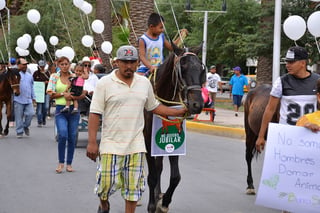 Proyecto. Con todo y caballo participaron en la caminata  '¡Burro sin mecate!, sustitución de tracción animal por motora'. (Fernando Compeán)
