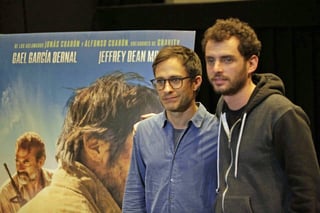 Universitarios. Gael García Bernal y Jonás Cuarón, presentan la película Desierto a estudiantes, en su mayoría de cine.