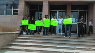 Manifestación. Jóvenes Lagartos acudió a la Presidencia de Saltillo para manifestarse y denunciar los abusos. (EL SIGLO DE TORREÓN)