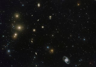 Según estiman los astrónomos, el centro del cúmulo Fornax está en una región a 65 millones de años luz de la Tierra. (EFE)