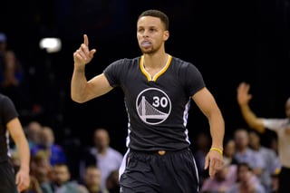Stephen Curry y los Warriors de Golden State buscarán hoy ser el primer equipo en la historia de la NBA que consigue 73 victorias en una campaña de 82 partidos. (AP) 