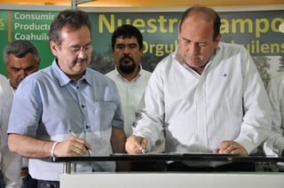 Acto. Firmas del presidente Gerardo García Castillo y el gobernador Rubén Moreira. (CORTESÍA)