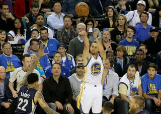 Stephen Curry tuvo una magnífica actuación para encaminar a los Warriors a conseguir la marca de victorias de la NBA. (AP)