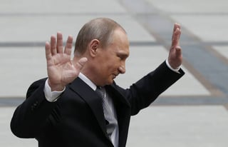 Preguntas.  El presidente ruso, Vladímir Putin, tras participar en la 'línea directa' que emitirán las televisiones estatales.