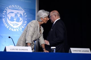 Acuerdo. La directora gerente del FMI, Christina Lagarde (i), y el ministro francés de Finanzas,Michel Sapin. (EFE)