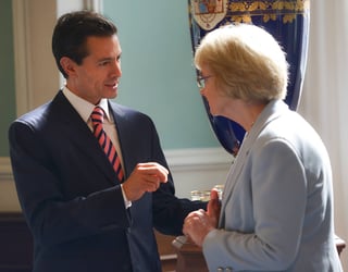 Salida. En la fotografía aparece Peña Nieto con una legisladora danesa, en su más reciente visita de Estado la semana pasada.