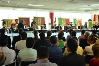 Sesión. El Cabildo conmemoró el 102 Aniversario de la Toma de Torreón. Se  hizo reseña de banderas de la División del Norte. (Fernando Compeán)