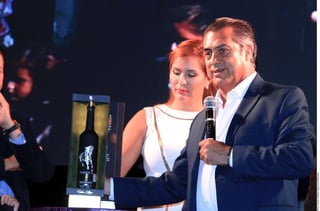 Se da su tiempo. A pesar del momento que vive en su gobierno, Jaime Rodríguez presentó el tequila Bronco Independiente. (AGENCIA REFORMA)