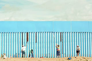 Sin frontera. Estudiantes y artistas se unieron para darle color al muro de acero fronterizo.