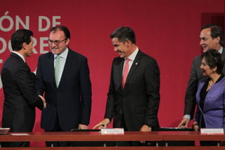 Impulso.  De izquierda a derecha, el presidente Enrique Peña Nieto, Luis Videgaray, Mario Vela Berrondo, Juan Pablo Castañón y Norma Alicia Rosas.