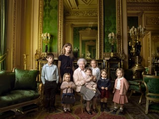 En la instantánea, la monarca sostiene en su regazo a su bisnieta más pequeña, la princesa Carlota, segunda hija del príncipe Guillermo y Catalina, mientras que el príncipe Jorge, el primogénito de los duques de Cambridge, se sitúa a su lado. (EFE)