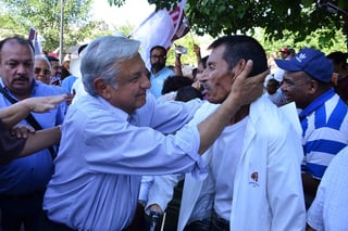 Visita. A su llegada a Gómez Palacio,Andrés Manuel López Obrador, fue recibido por decenas de militantes y simpatizantes.