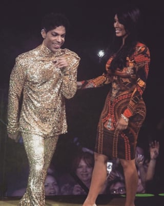 Fanáticos 'revivieron' el momento en que Prince corrió del escenario a Kim Kardashian. (INSTAGRAM)