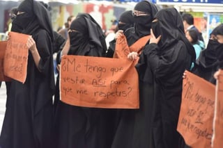 Protestas. En el Metro, un grupo se manifestó con burkas.