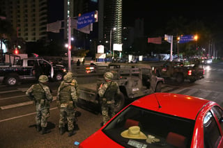 La persecución de los federales y gendarmes contra los agresores se extendió sobre varios puntos de la zona turística de Acapulco lo que generó psicosis entre las personas que aún permanecían en las calles. (EFE)
