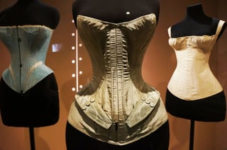 El museo Victoria y Alberto (V&A) alberga la muestra “Desvestido: Una breve historia de la ropa interior”. (NOTIMEX)