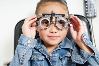Una coloración grisácea o azulada en los ojos, constante lagrimeo y molestia intensa a la luz pueden ser los únicos síntomas de glaucoma infantil. (ARCHIVO)