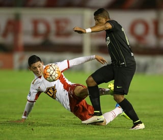 Hugo Nervo (i) de Huracán disputa el balón con Luis Ruiz de Atlético Nacional, en el partido de octavos de final de la Copa Libertadores. (EFE)