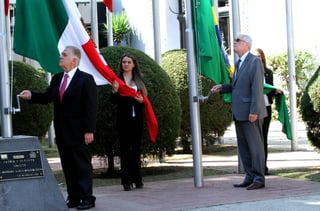 El presidente del COM, Carlos Padilla (i) y Enio Cordeiro, embajador de Brasil, izaron las banderas. (Notimex)