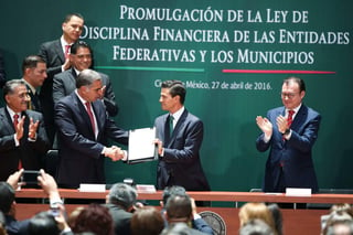 En el caso de los estados, la norma promulgada ayer por Enrique Peña Nieto entrará en 2017, y para municipios en 2018. (NOTIMEX)
