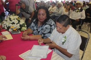 La presidenta del DIF, María Rosa Berúmen, comentó que son ya dos años de organizar las bodas comunitarias.