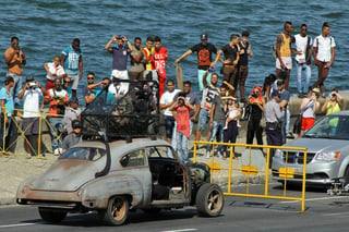 Curiosos. Cientos de cubanos se han dado cita en las diferentes locaciones que tiene el filme por La Habana para ver las filmaciones.
