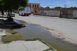 Suciedad. Por segunda vez en el año se registran brotes de agua negra en Congregación Hidalgo. (ROBERTO ITURRIAGA)