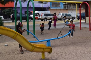 Cuidado. El psicólogo Ricardo Ceniceros señala que es necesario dar a los niños, tiempo para que sean sólo niños. (ARCHIVO)