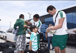Diego González y Agustín Marchesín firman autógrafos antes de entrar al aeropuerto de Torreón para viajar a Morelia, donde hoy enfrentarán a Monarcas en la fecha 16 del Clausura 2016. (Fotografía de Jesús Galindo)