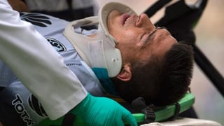 Goltz, con un collarín, abandonó el recinto en ambulancia. De acuerdo con información de Televisa, el central sufrió un 'traumatismo en el cuello'. (TWITTER)