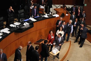 Detenidos. En la última sesión del Senado, los grupos parlamentarios mantuvieron sus divergencias en los temas más importantes.
