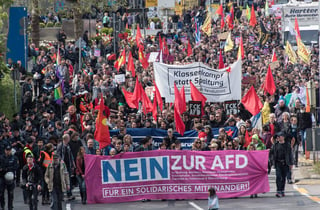 En contra. Miles de manifestantes se oponen a las propuestas xenofóbicas del  partido AfD.