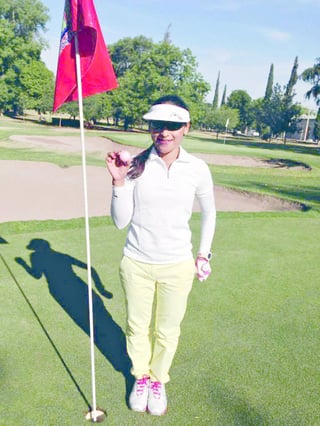 La golfista se mostró orgullosa del logro conseguido. Hole in One en Campestre Gómez Palacio