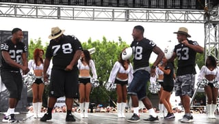 Más de cinco mil aficionados participaron ayer sábado en el Fan Festival, organizado por el equipo de futbol americano de la NFL, los Raiders de Oakland en la explanada del estadio Azteca. (AP y Notimex)