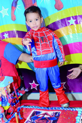 Festejando su tercer cumpleaños Gerardo Jibril como El Hombre
Araña.