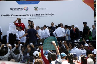 Huida. El gobernador de Querétaro se retiró por las fuertes protestas.