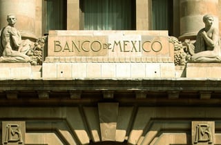 En la encuesta que levanta el Banco de México (Banxico) entre analistas, el consenso mantuvo la previsión para este año en 2.40%. (ARCHIVO)