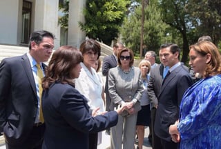 La tarde de este lunes, el mandatario recibió en Los Pinos al grupo de legisladores. (TWITTER)