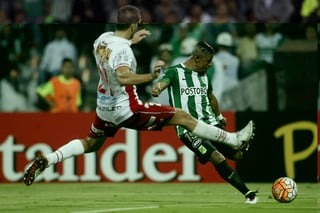 Farid Díaz (d), de Atlético Nacional, en la disputa por el balón.
