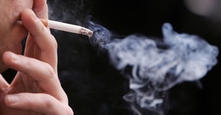 Los partidarios de la legislación buscan proteger a los adolescentes de los efectos dañinos y en ocasiones fatales de la adicción a la nicotina. (ARCHIVO)