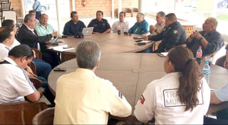 Refuerzo. Mandos de corporaciones de seguridad pública y directivos del Santos Laguna se reunieron ayer en el TSM. (EL SIGLO DE TORREÓN)