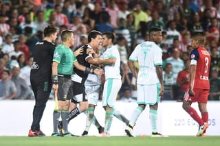 Al término del partido, los jugadores de Santos estaban muy disgustados con el trabajo de Érick Yair Miranda, árbitro central del encuentro.
