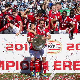 Andrés Guardado celebra junto a sus compañeros del PSV Eindhoven el sorpresivo título de la Liga holandesa. (EFE)