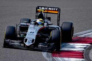 En Barcelona será la primera oportunidad de conducir los vehículos de Force India actualizados. Pérez se emocionó con la noticia. (EFE)