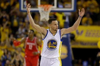 Stephen Curry fue el líder anotador de la liga, anotó 30.1 puntos por partido. (Archivo)