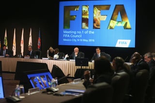 El presidente del organismo, Gianni Infantino (c), durante los trabajos previos del 66 Congreso de la FIFA que se desarrolla en la Ciudad de México, donde se acordaron cuatro etapas para el proceso de licitación de la sede. (EFE)