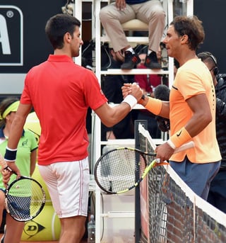 Novak Djokovic venció 7-5, 7-6 a Rafael Nadal en los cuartos de final del Másters de Italia. (EFE)