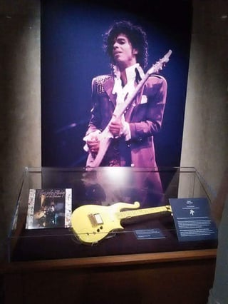 El instrumento cuenta con un número de serie y lo acompaña una carta de autenticidad del técnico de guitarras de Prince, Zeke Clark. (ESPECIAL)