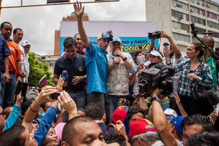 En contra. El líder opositor venezolano y excandidato presidencial Henrique Capriles (Cen), estuvo en la manifestación.